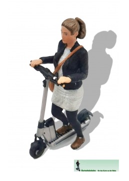 500066 - Frau mit E-Roller.jpg